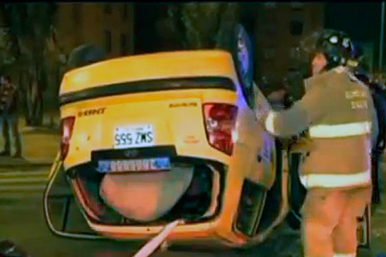 Aparatoso accidente de un taxi en el centro de Bogotá