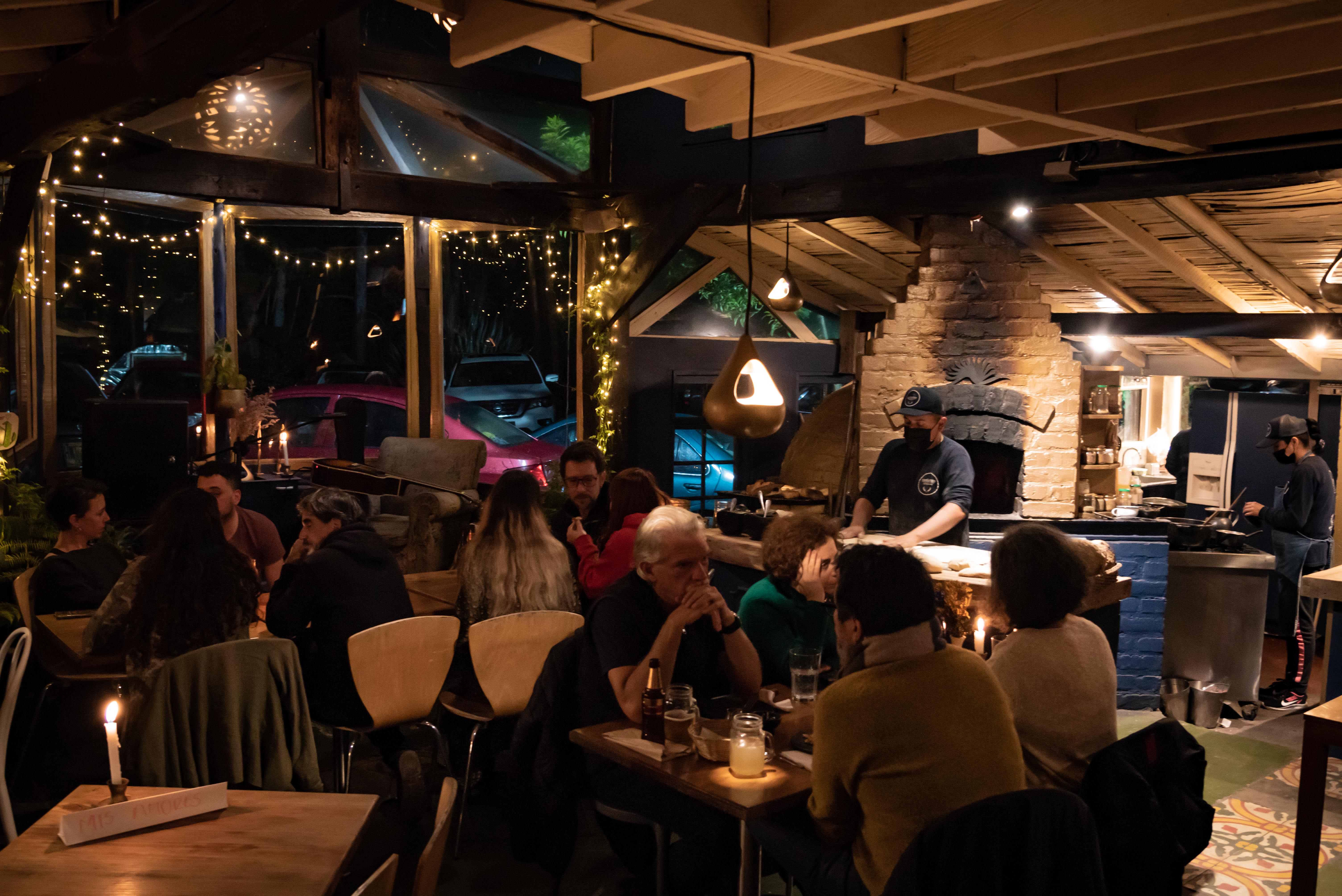 Los viernes, Santiamén artesano ofrece pizzas al horno, coctelería y música en vivo.