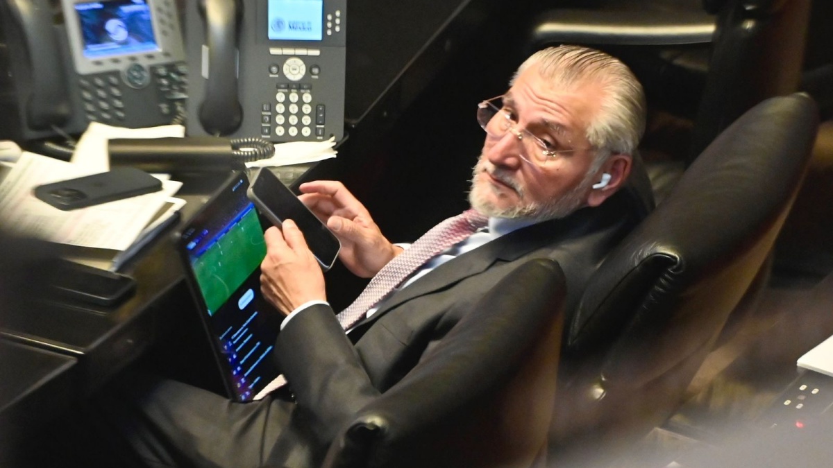 Esa falta, árbitro: Cachan a Adán Augusto viendo el 'fut' sin poner atención al secretario de Hacienda – El Financiero