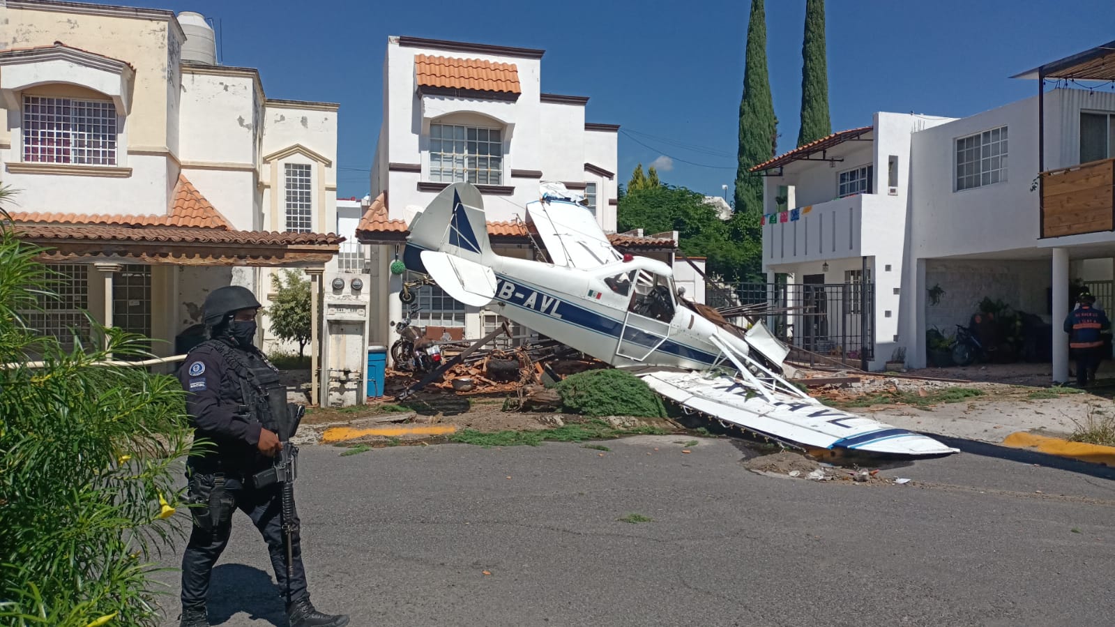 Avioneta se estrella en fraccionamiento en Guanajuato; hay un herido