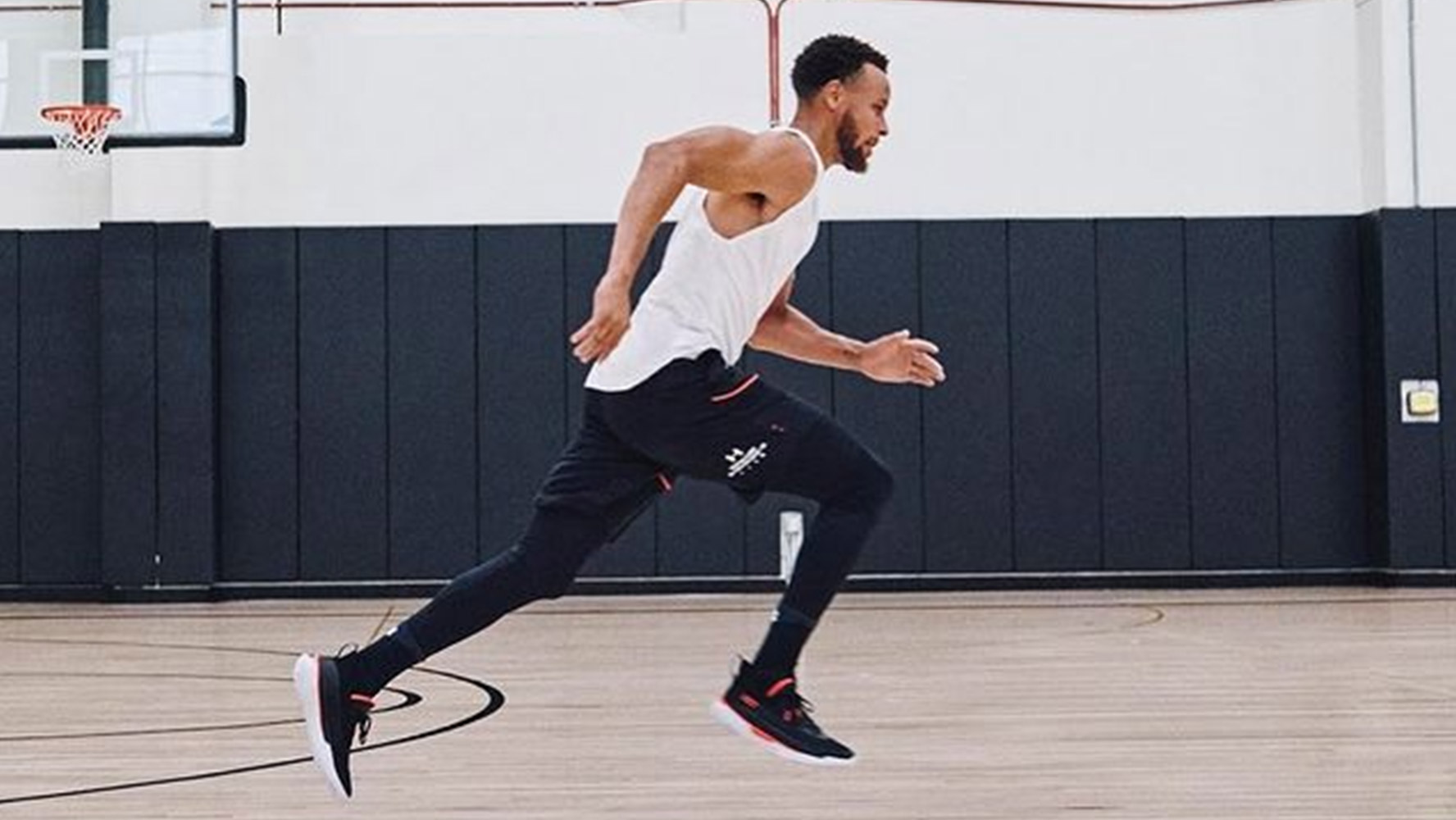 cuota de matrícula alfombra Correspondiente Under Armour lanzará marca de tenis y ropa del basquetbolista Steph Curry –  El Financiero