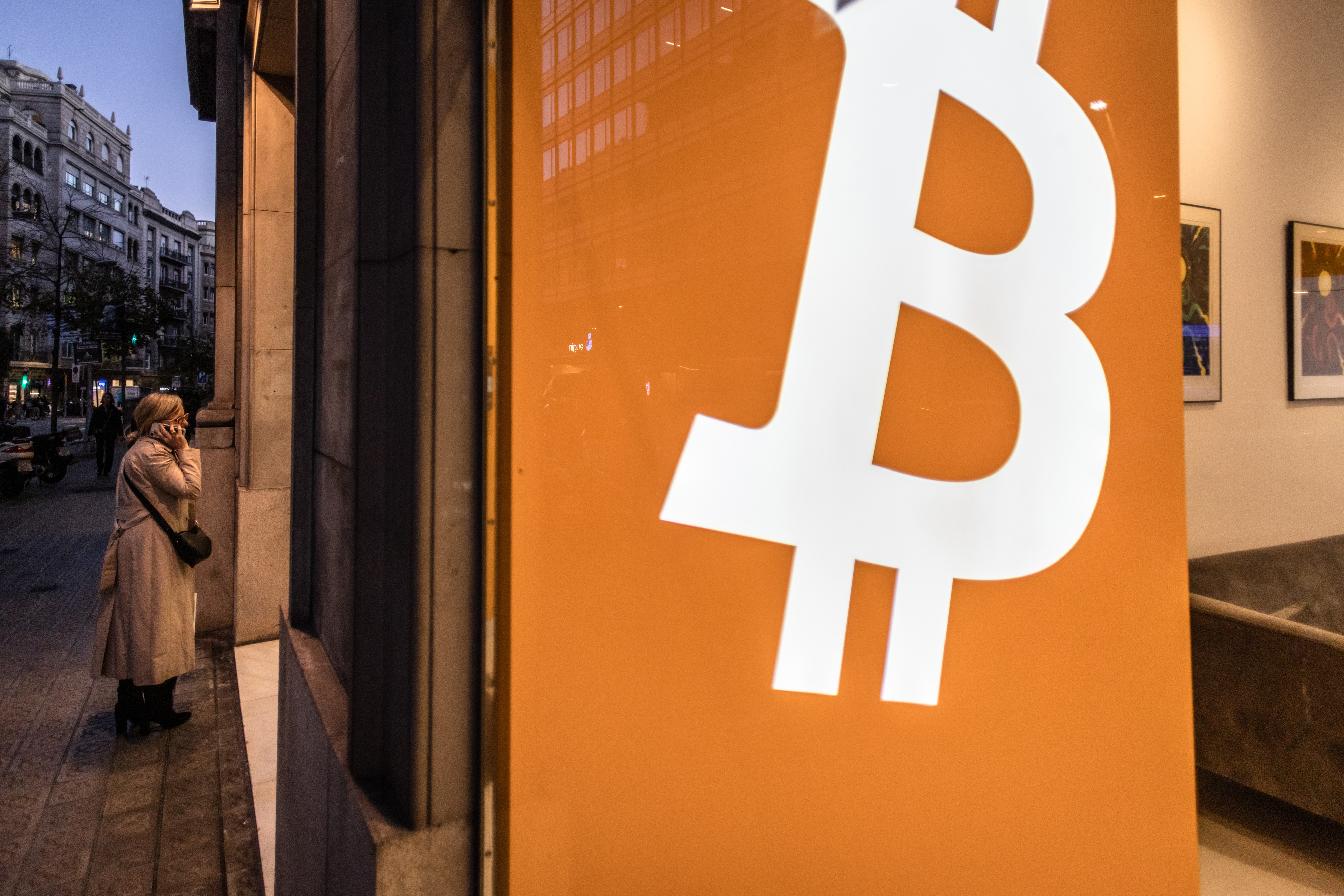 Bitcoin vuelve a romper récord: Cotiza en más de 106 mil dólares tras  apertura de mercados en Asia – El Financiero