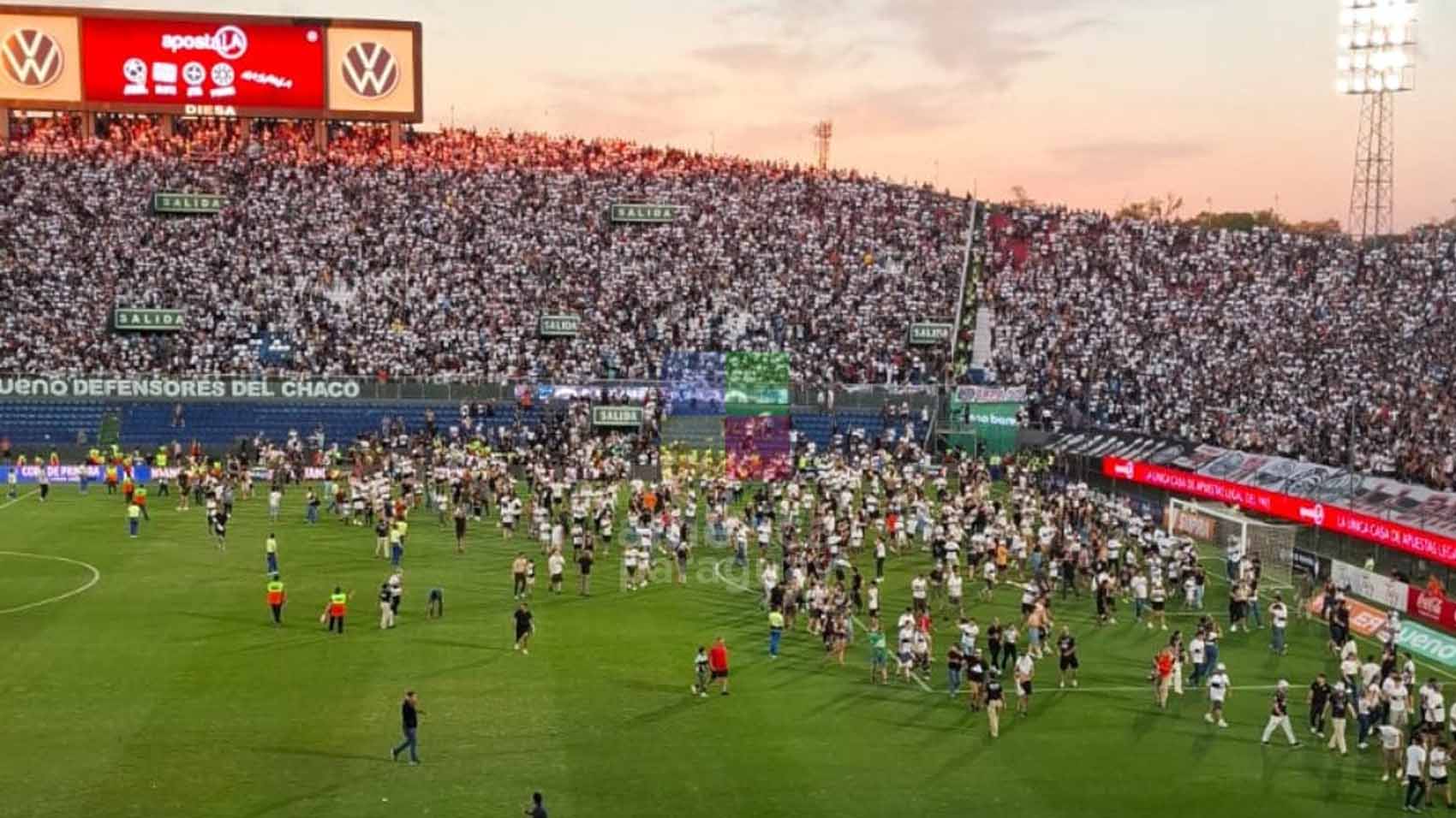 Suspenden el Clásico paraguayo de Olimpia vs Cerro Porteño por violencia en gradas (VIDEO) – Fox Sports