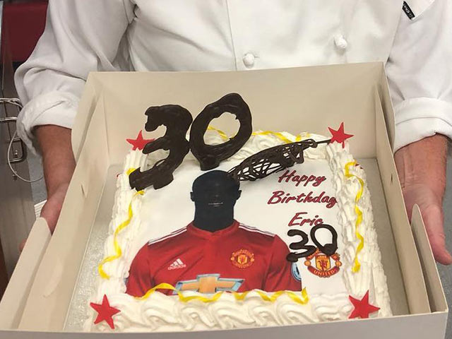 El error del Manchester United en el pastel de cumpleaños de Eric Bailly –  Fox Sports