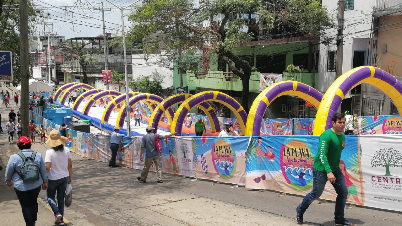 Tobogán 'callejero' en Tabasco recibe 6 mil visitantes en su primer día –  El Financiero