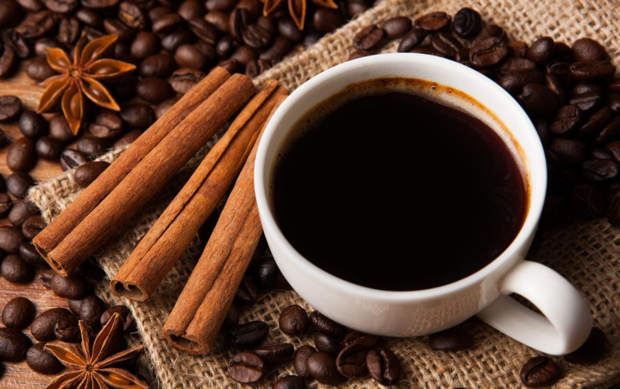 Qué tan saludable es tomar café con canela? - El Financiero