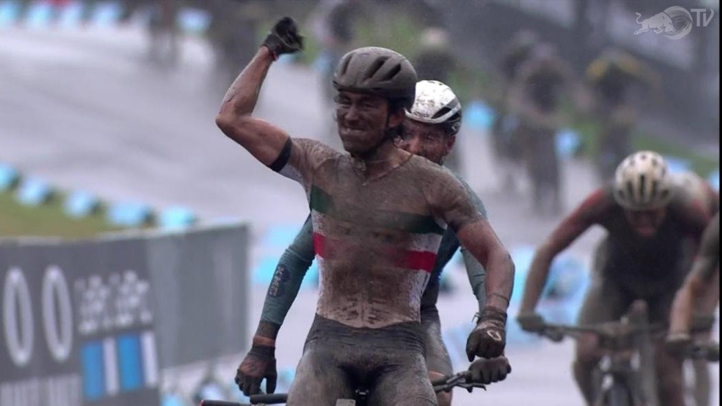 Mexicano Gerardo Ulloa hace historia al ganar prueba de ciclismo de montaña en República Checa