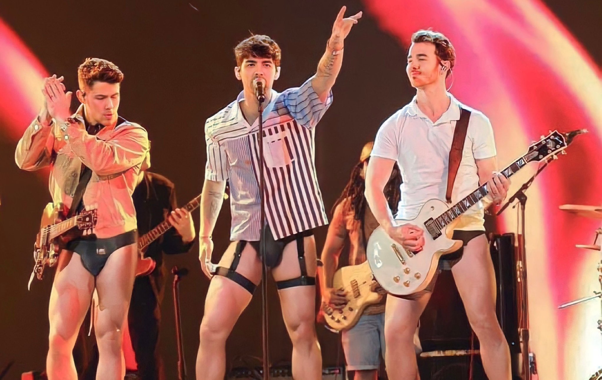 Circula en redes sociales foto de los Jonas Brothers dando un concierto en  ropa interior | Noticias de México | El Imparcial