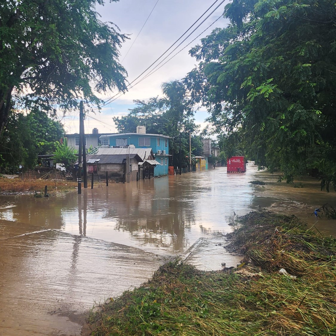 Denuncian derrames de hidrocarburos en Veracruz tras inundaciones; acusan inacción de Pemex