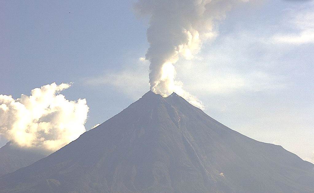 Volcán de Colima lanza fumarola de más de 2 km