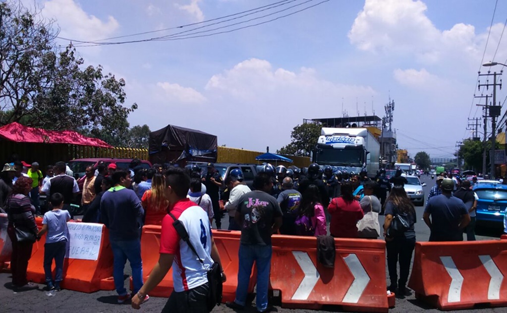 Manifestantes bloquean Av. Centenario en protesta al transporte público