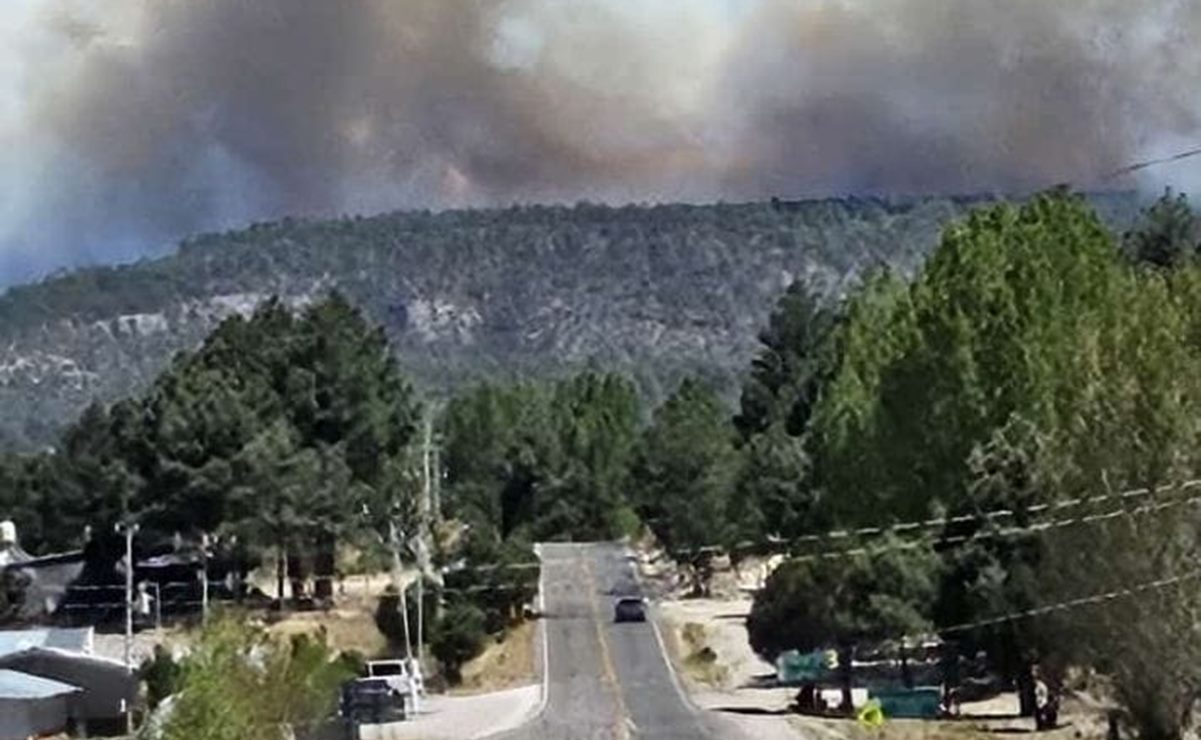 Chihuahua: bloquean tramo carretero en Guachochi por fuerte incendio forestal