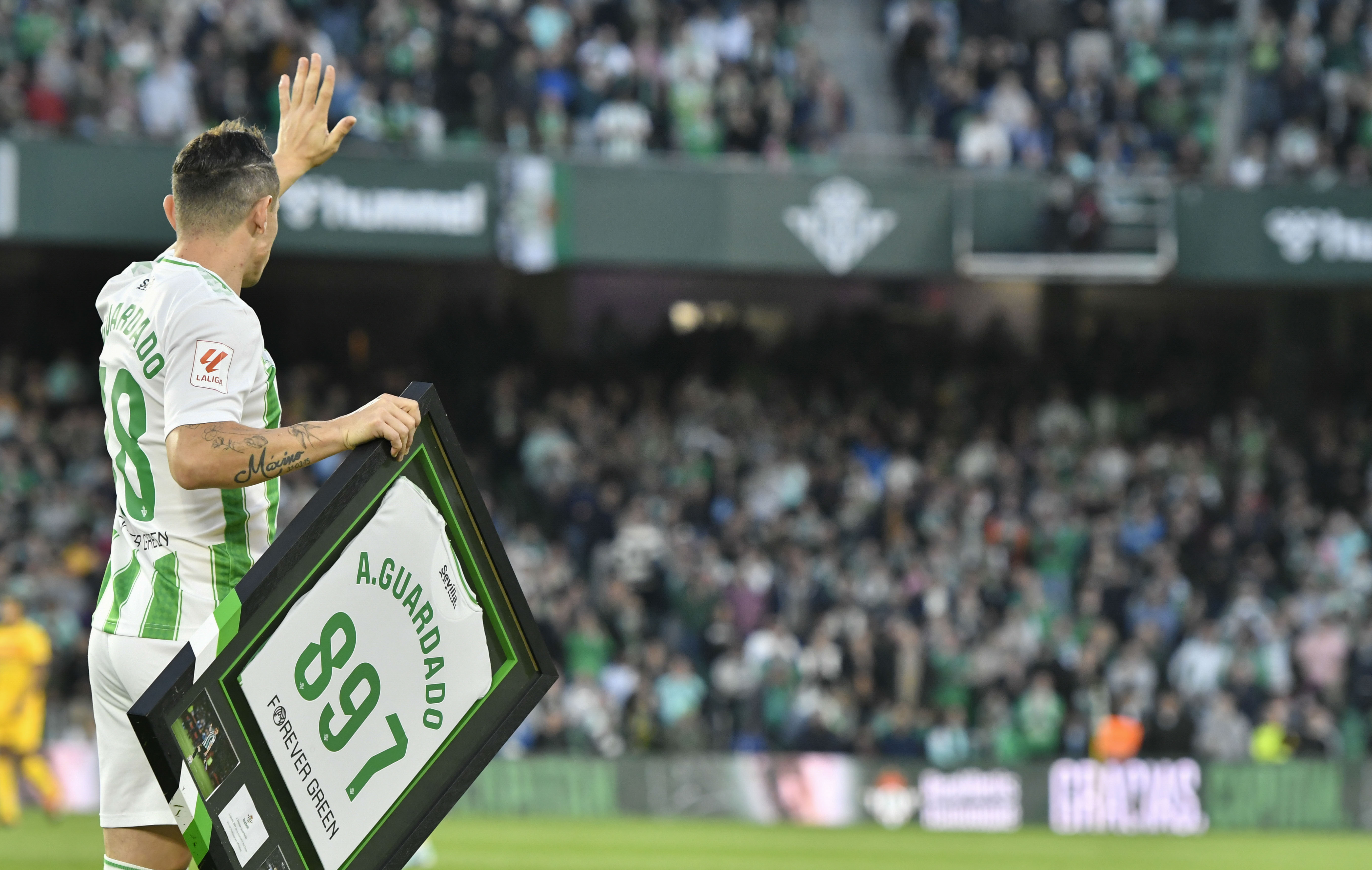 Andrés Guardado recibe emotivo homenaje en su último partido con el Betis. FOTOS