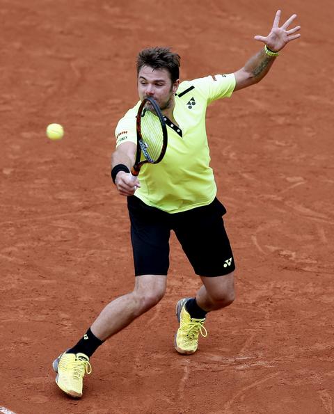 Wawrinka sufre, pero sigue vivo