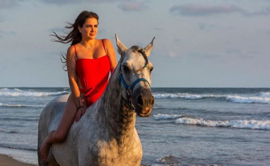 Celia Lora se luce en bikini en Acapulco 