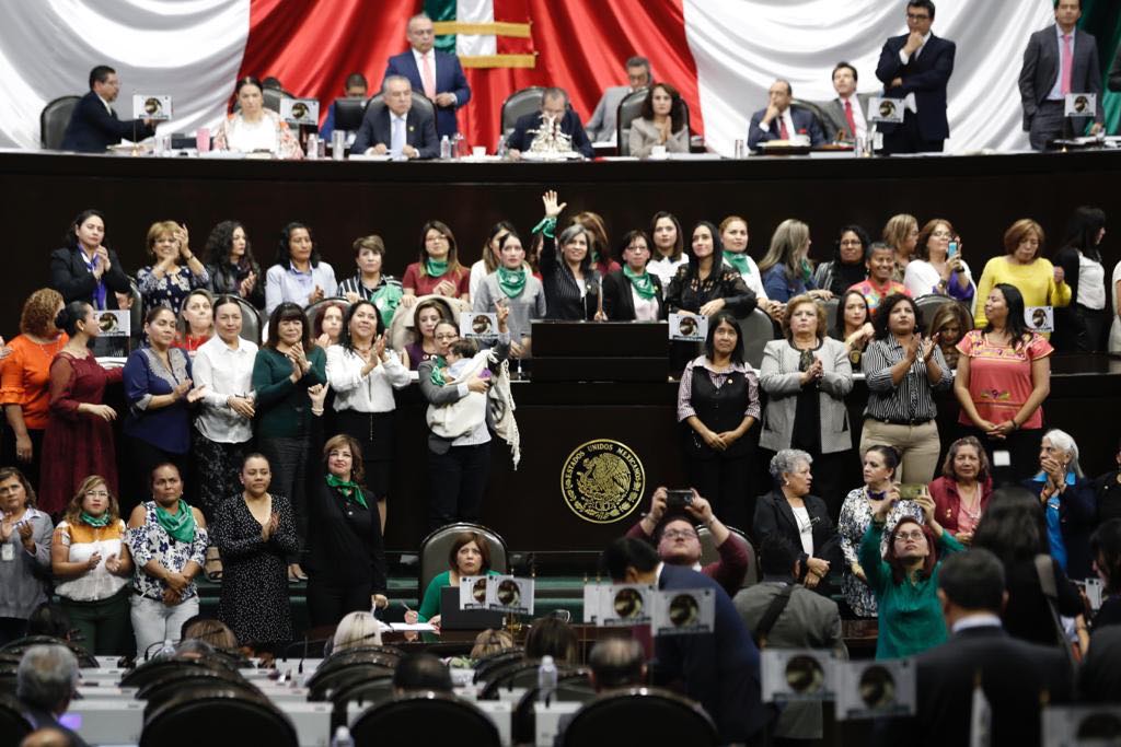 Diputadas conmemoran el Día de la Mujer con pañuelos verdes 