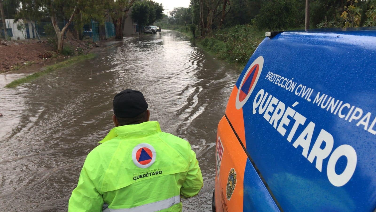 Otra vez, lluvia moderada encharca calles y avenidas