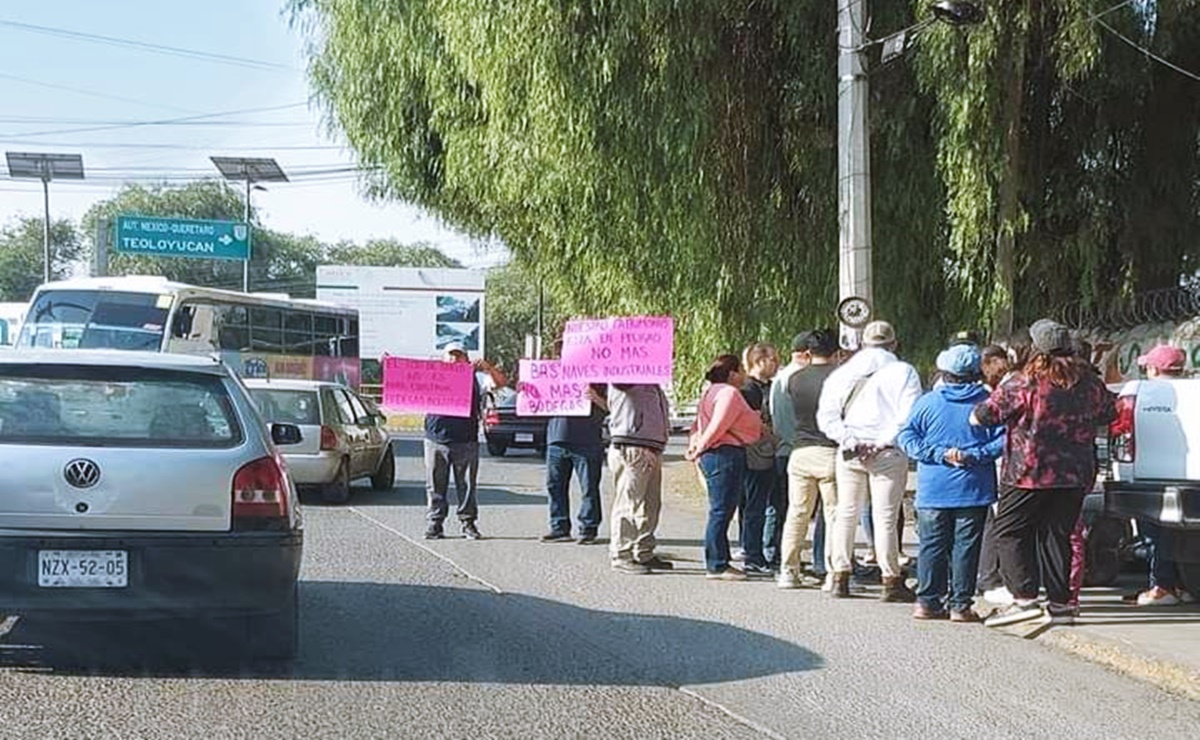 Bloquean carretera Las Ánimas en Cuautitlán, Edomex, por construcción de naves industriales