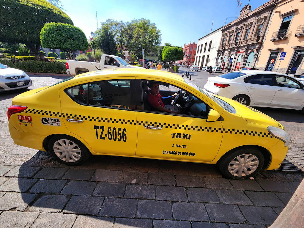 Taxis evitan recoger pasaje en 5 de Febrero; "está muy pesado el tráfico"