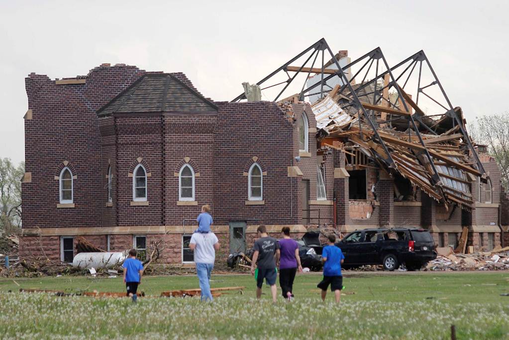 Suman 5 muertos por tornados en EU; hay decenas de heridos