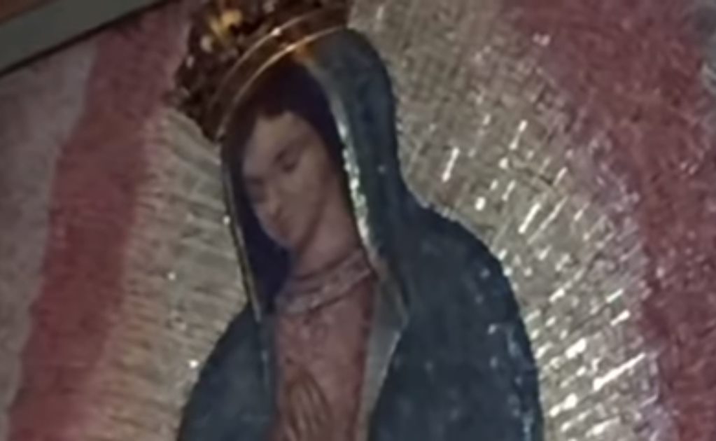 La Virgen de Notre Dame, con corona de oro y adornos de perlas y esmeraldas