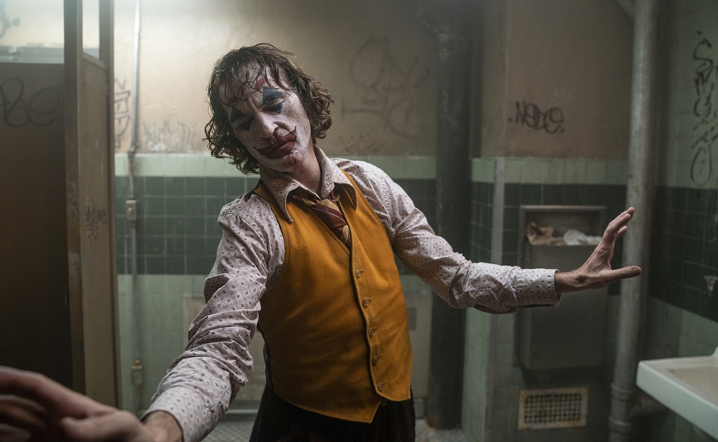 Público se hinca ante el "Joker" de Phoenix; crítica guarda reservas