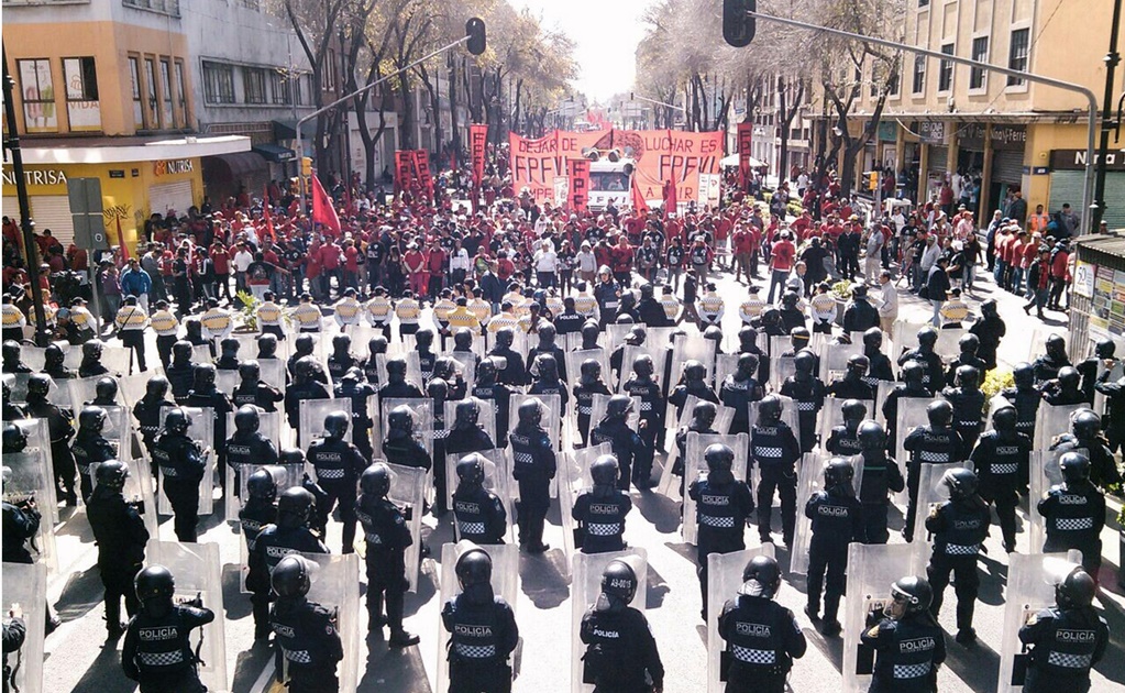 Manifestantes bloquean Av. 20 de noviembre