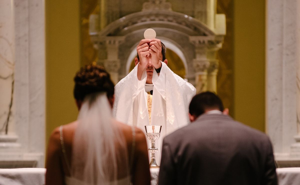 Sacerdote abandona a los novios en el altar porque no quiere ser filmado