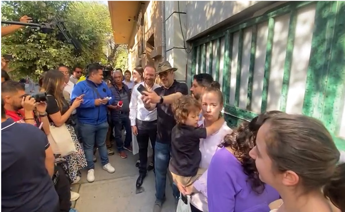 Santiago Taboada llega a su casilla para votar