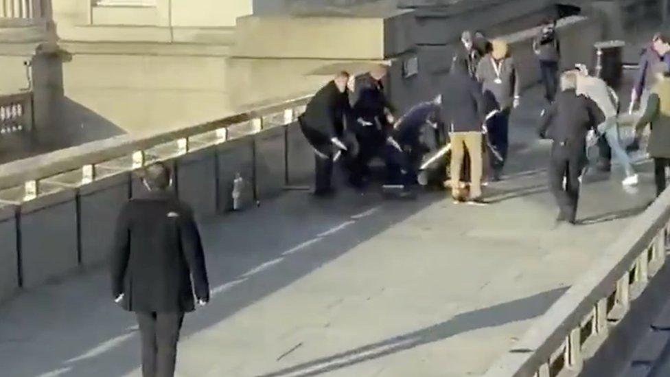 Lo que sabemos sobre el ataque con cuchillo en el puente de Londres