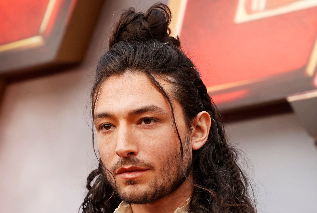 Ezra Miller reaparece en público tras problemas legales y de salud mental