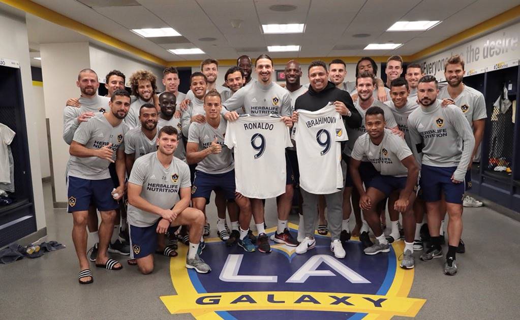 Ronaldo visita a los jugadores del Galaxy 