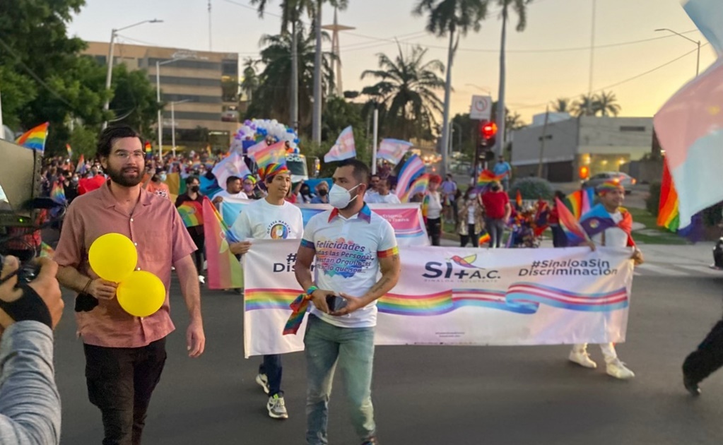 Con desfile, comunidad LGBT festeja aprobación del matrimonio igualitario en Sinaloa 