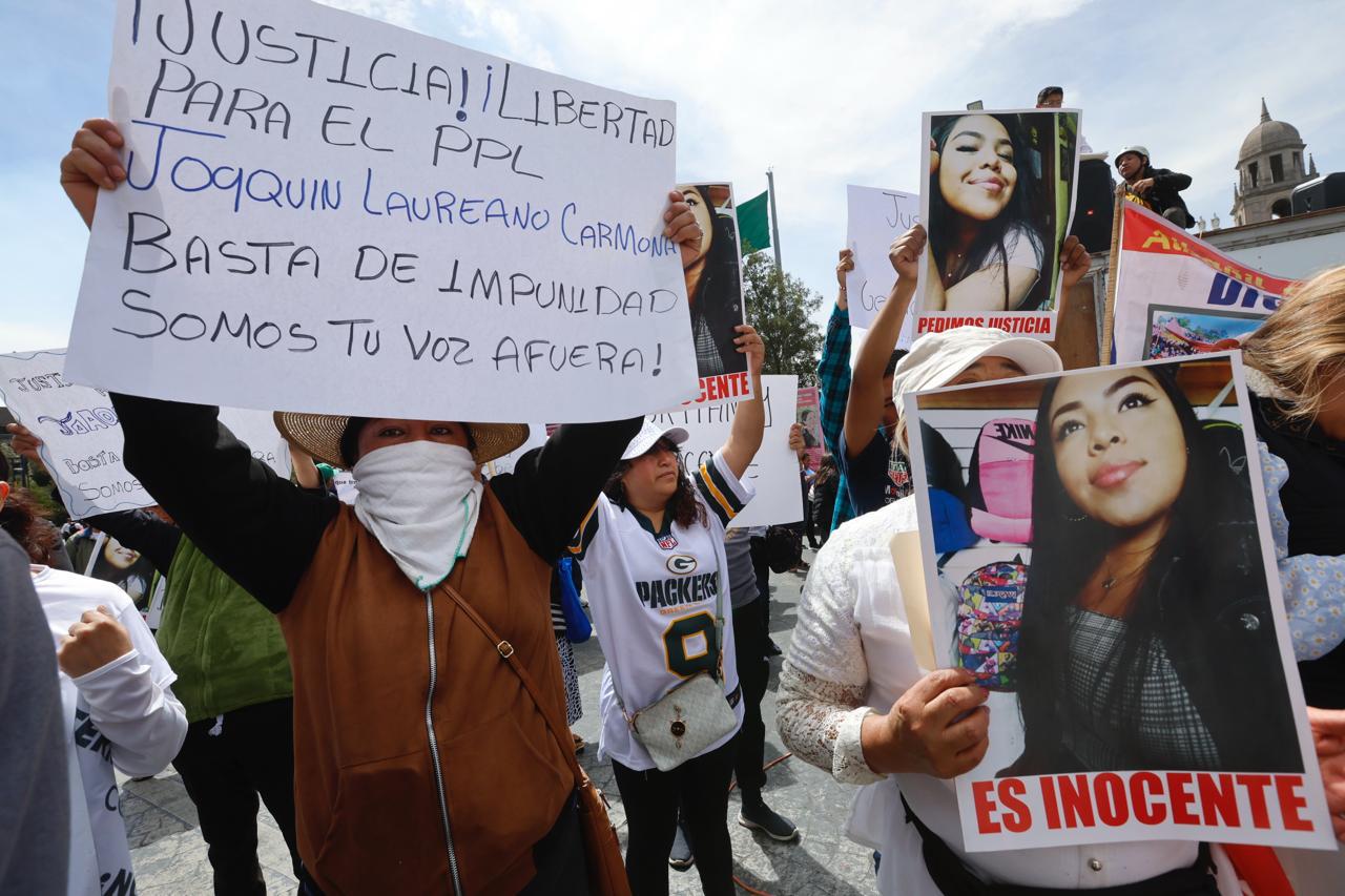 Familiares y amigos de Britanny exigen su libertad a un mes de su detención en la terminal de autobuses de Toluca 