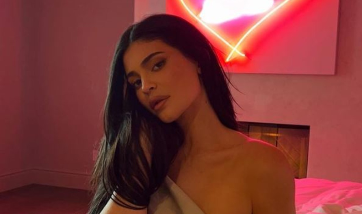 Kylie Jenner celebra 25 años con extravagante fiesta y vestido blanco muy atrevido