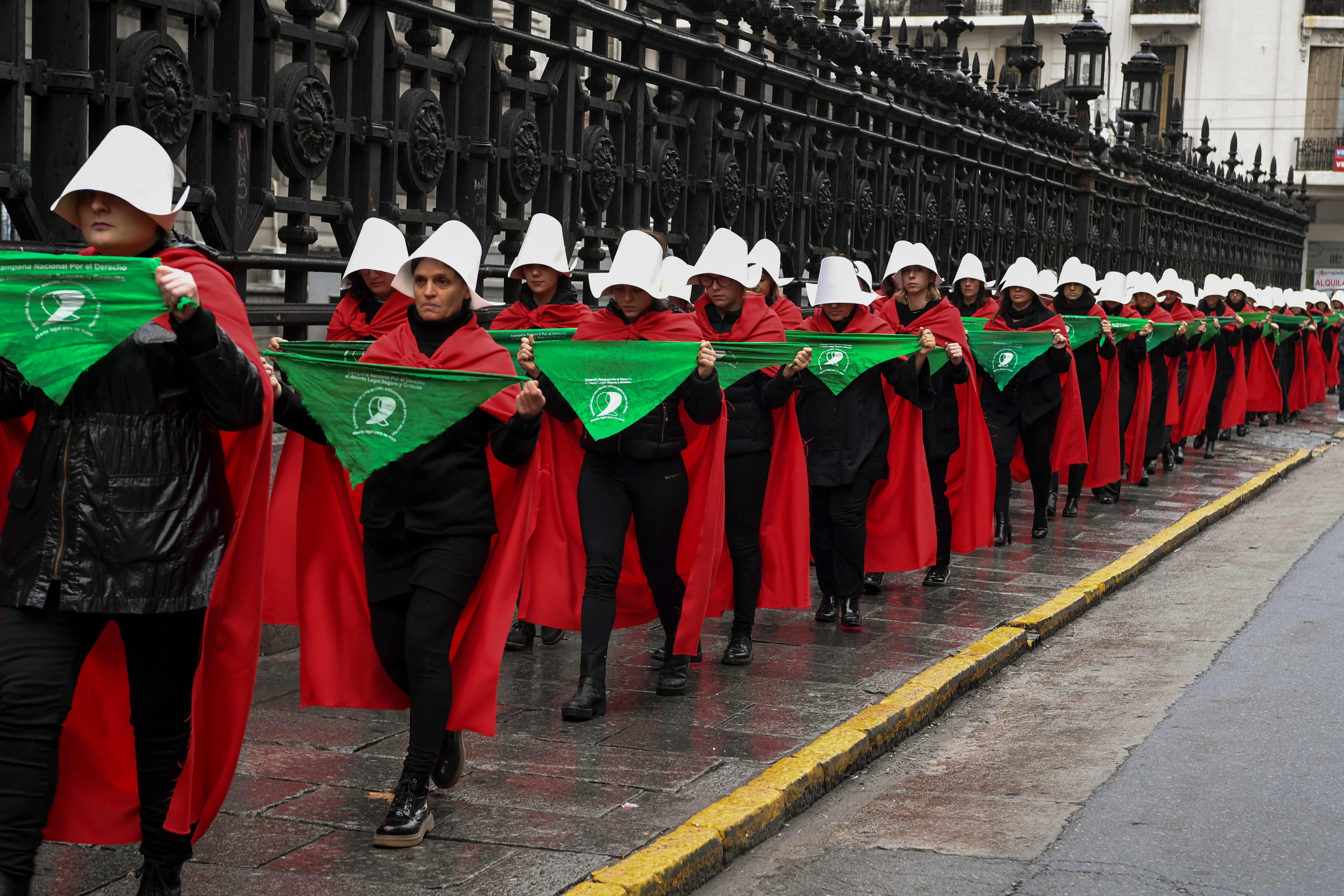Vestidas como 'criadas' de "The Handmaid’s Tale", argentinas piden aborto legal