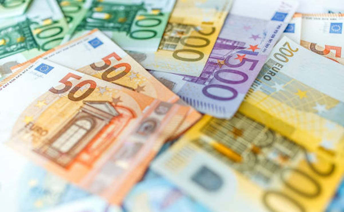Euro cae a su nivel más bajo frente al dólar desde hace veinte años