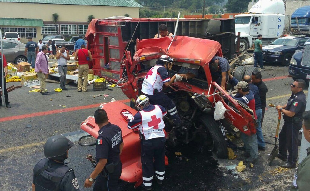 Reportan 4 lesionados por choque múltiple en la México-Toluca