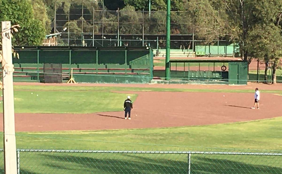 AMLO regresa a practicar beisbol 4 días después de ser sometido a un cateterismo cardíaco