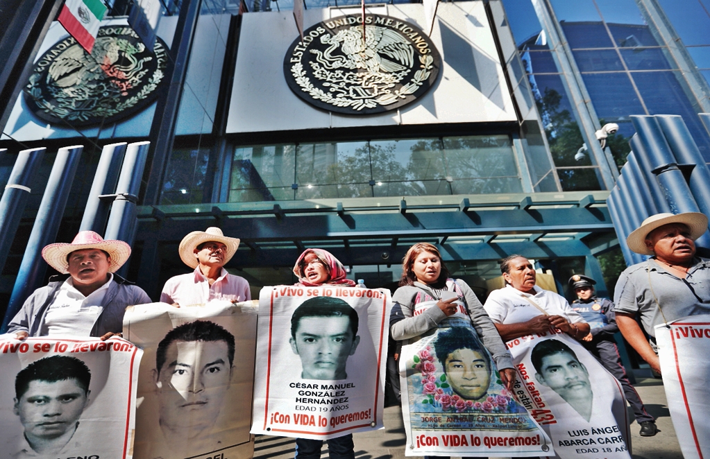 Fiscalía va por funcionarios negligentes de caso Ayotzinapa