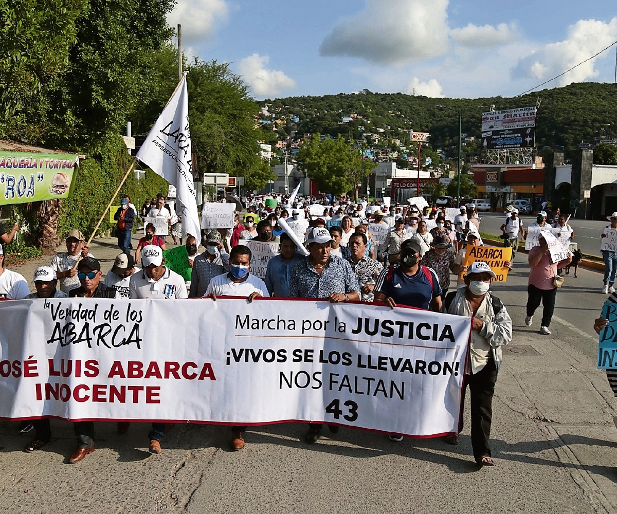 Familia de exalcalde intenta cooptarnos: padres de los 43