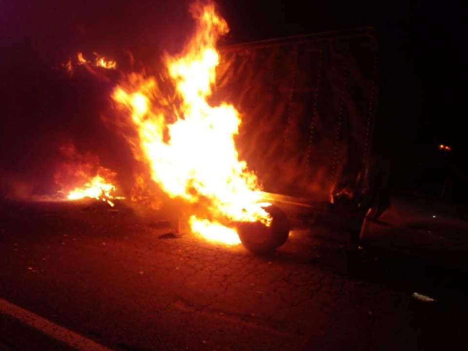 Se incendia camión de carga en la autopista México-Querétaro