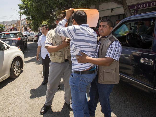 Increpan a Calzada Rovirosa y se arma trifulca en evento de candidato