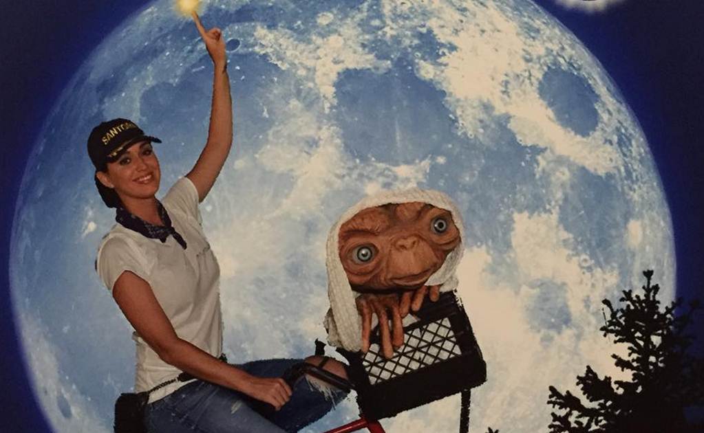 Katy Perry se toma fotografía con E.T.