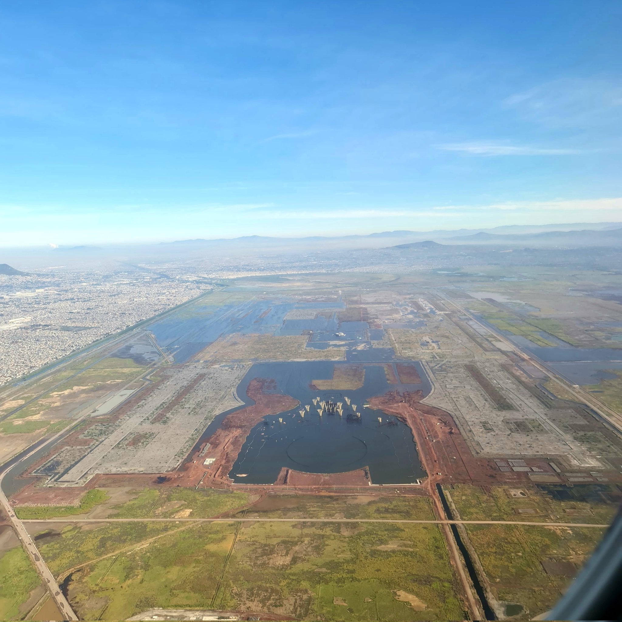 Titular de Sedatu sube foto del Aeropuerto de Texcoco inundado... y agita las redes