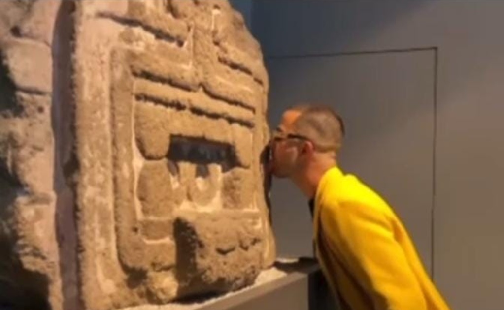 INAH reconoce falla en seguridad por video de Pepx Romero, el artista que besó piezas en Museo Nacional de Antropología