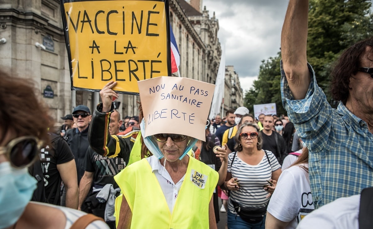 Opositores a medidas contra Covid-19 se manifiestan por cuarta semana en Francia