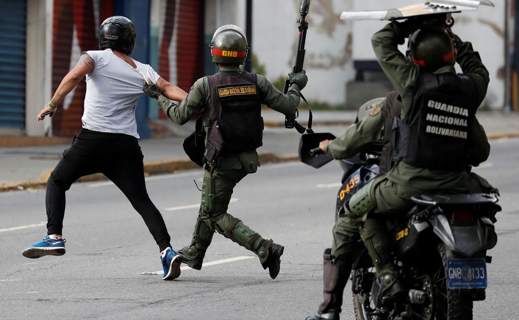 Policía dispersa con gases lacrimógenos a manifestantes opositores en Caracas