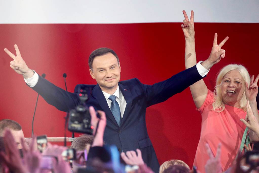 Sondeo da triunfo a conservador en comicios polacos