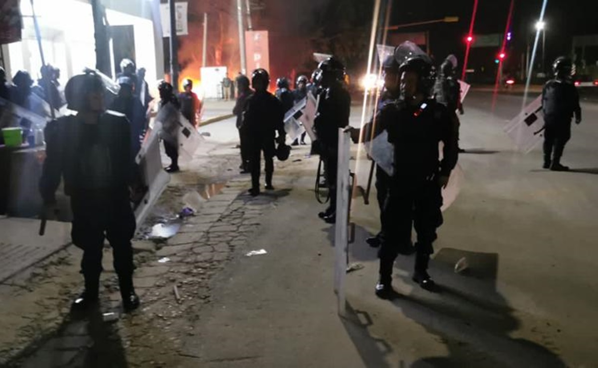 Con piedras y balazos al aire, desalojan a manifestantes del crucero del Aeropuerto de Oaxaca